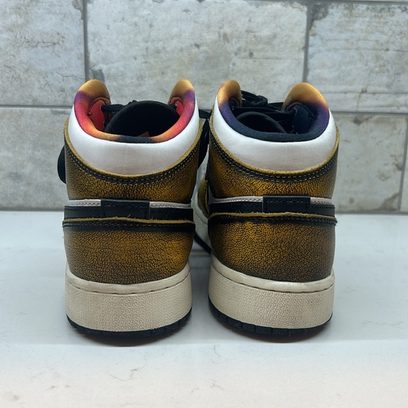 Air Jordan 1 Mid SE Sneakers - Picture 6 of 11